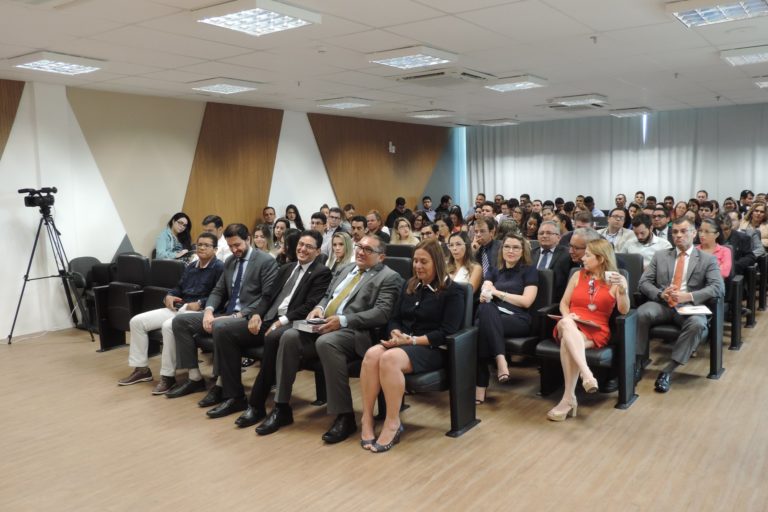 Pessoas sentadas em auditório