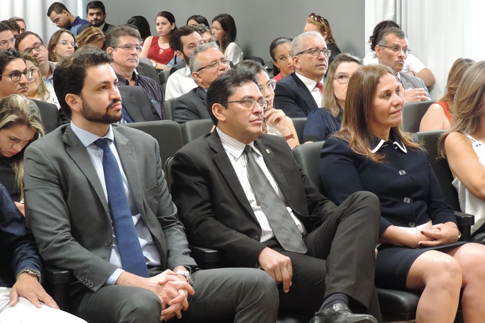 Pessoas sentadas em auditório 
