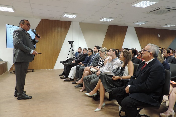 Pessoa de pé falando 