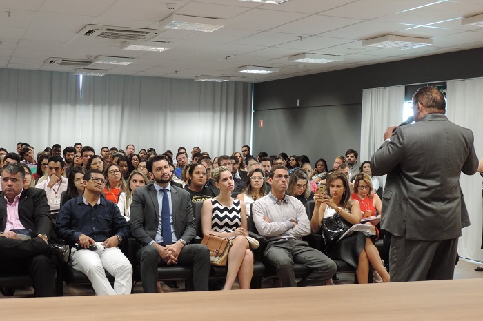 Pessoas sentadas em auditório 