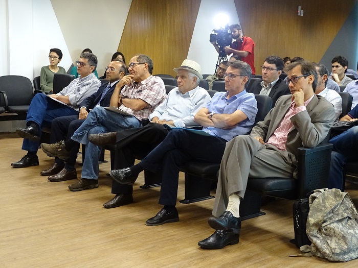 Pessoas sentadas em auditório