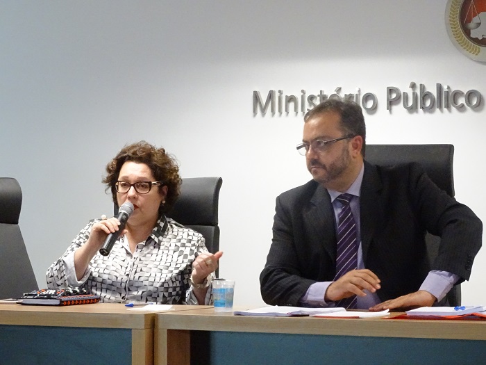 Duas pessoas sentadas em uma mesa 