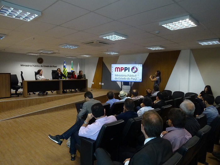 Pessoas sentadas em auditório 