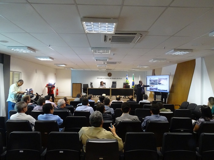 Pessoas sentadas em auditório 