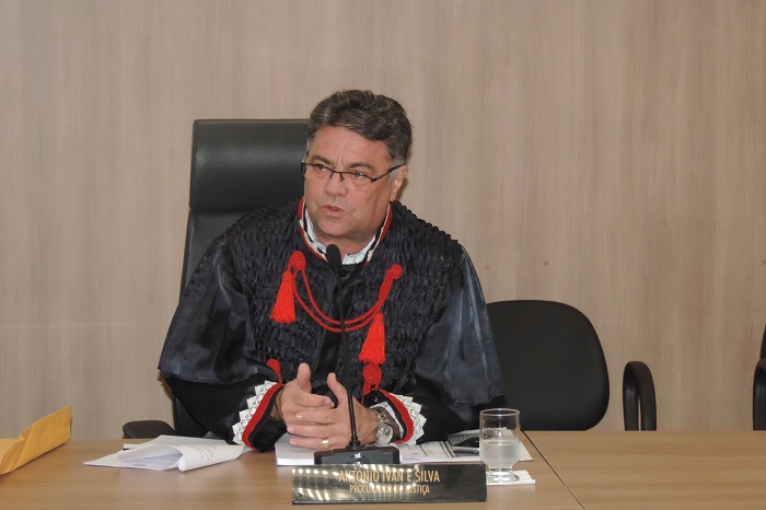 Homem falando ao microfone 