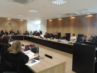 Pessoas sentadas no plenário do Colégio de Procuradores de Justiça