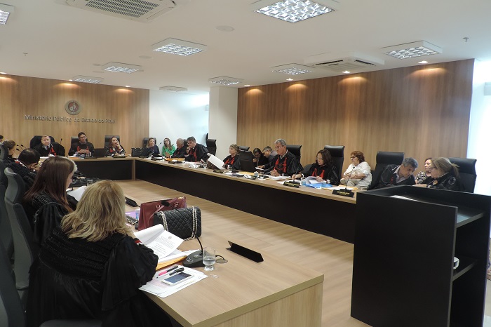 Pessoas sentadas no plenário do Colégio de Procuradores de Justiça