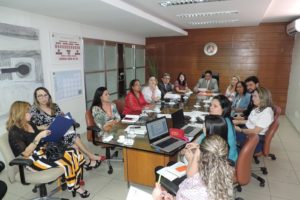 Pessoas sentadas em volta de uma mesa