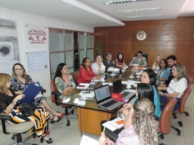 Pessoas sentadas em volta de uma mesa