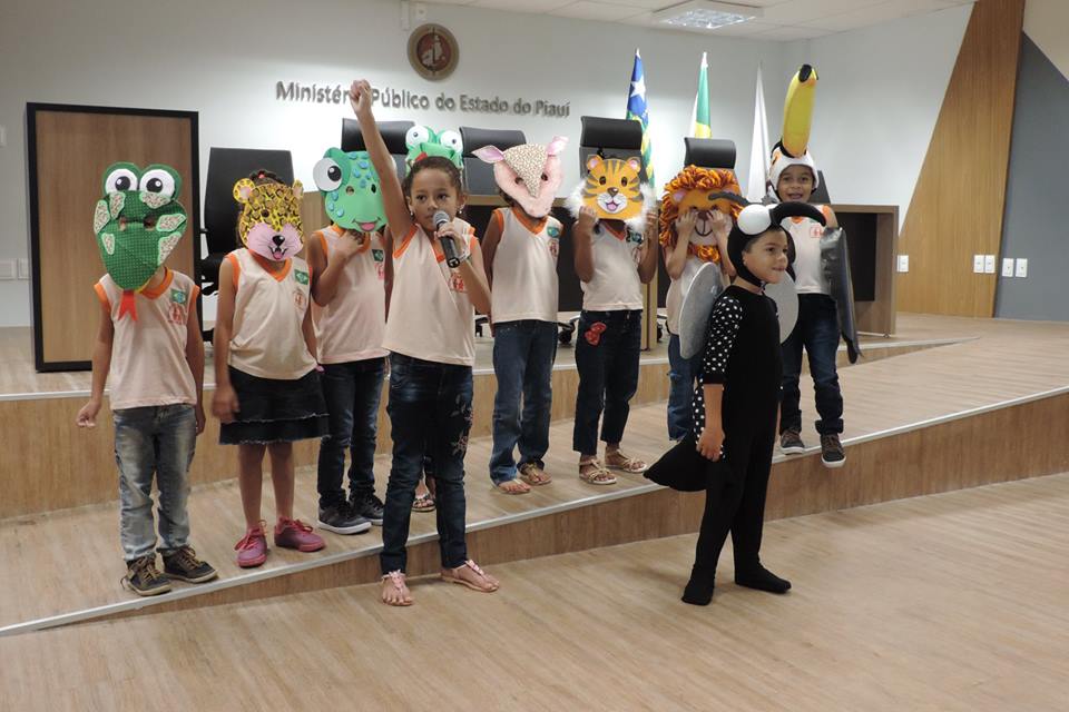 Crianças vestidas de animais 