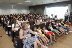 Pessoas sentadas em auditório
