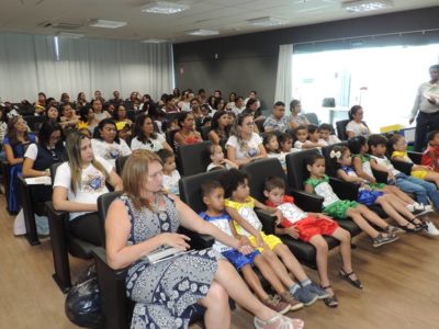 Pessoas sentadas em auditório