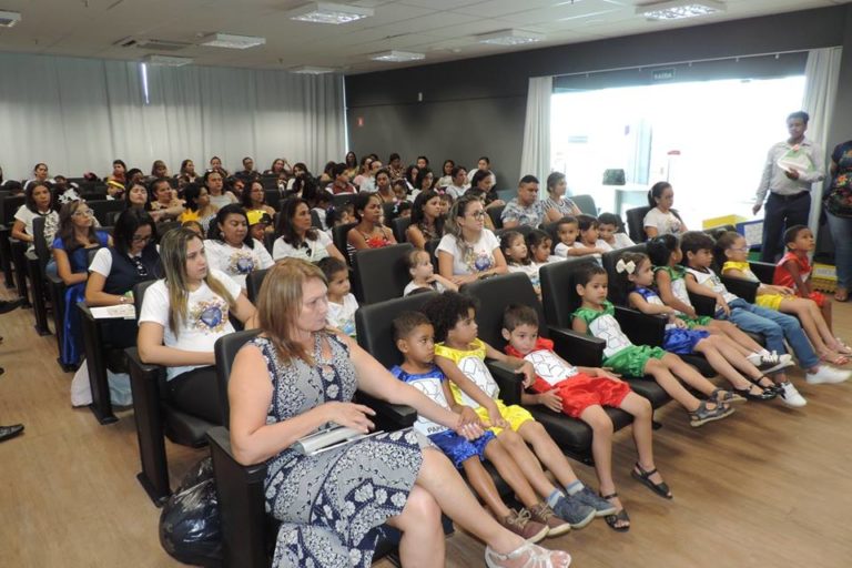 Pessoas sentadas em auditório