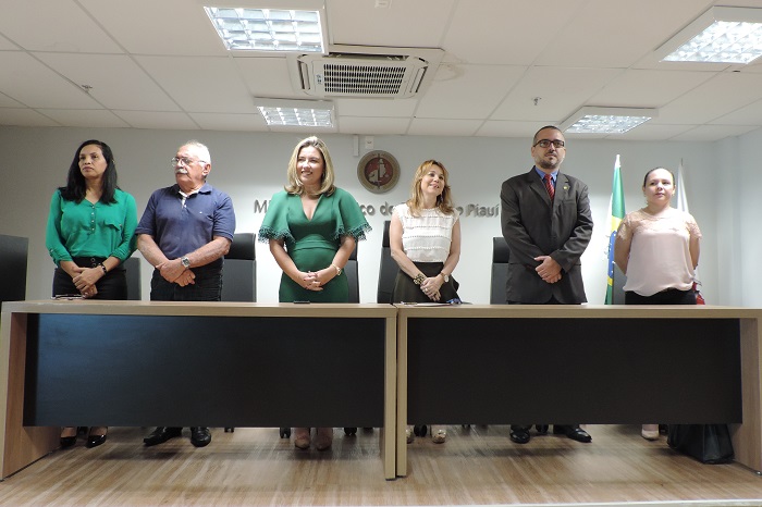Pessoas de pé 