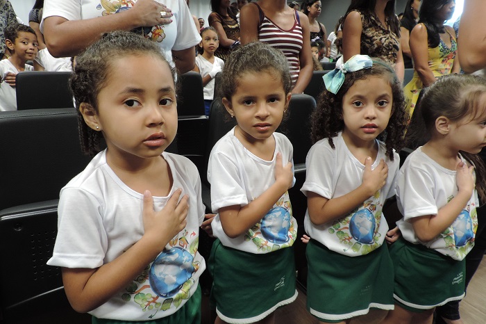 Meninas de pé cantando 