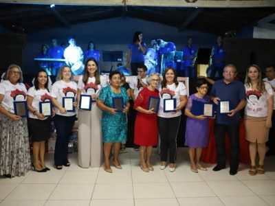 Pessoas de pé com placas de homenagem nas mãos