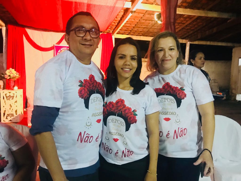 Pessoas de pé e sorrindo 