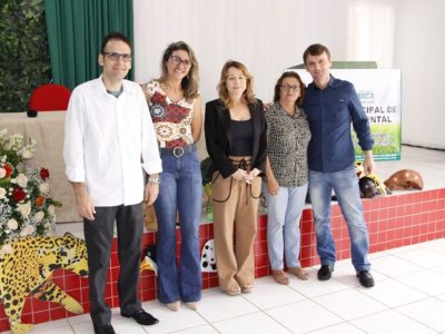 Pessoas de pé sorrindo