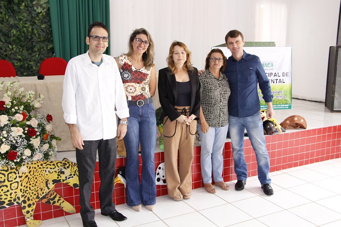 Pessoas de pé sorrindo