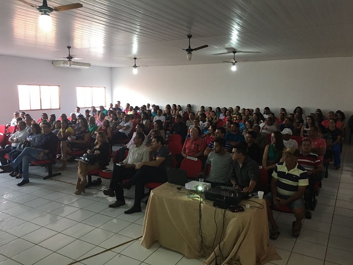 Pessoas sentadas em auditório 