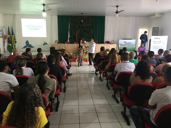 Pessoas sentadas em auditório 