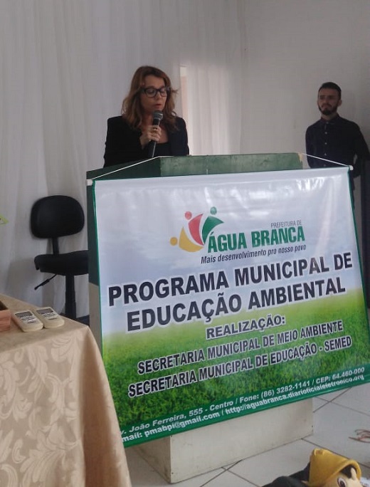 Mulher de pé falando no microfone 