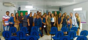 Pessoas de pé sorrindo