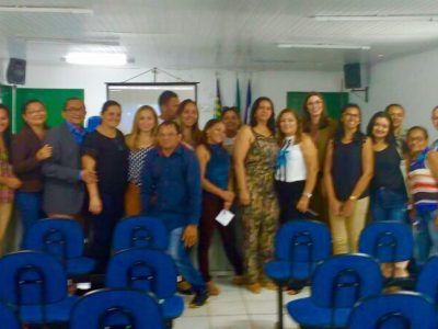 Pessoas de pé sorrindo