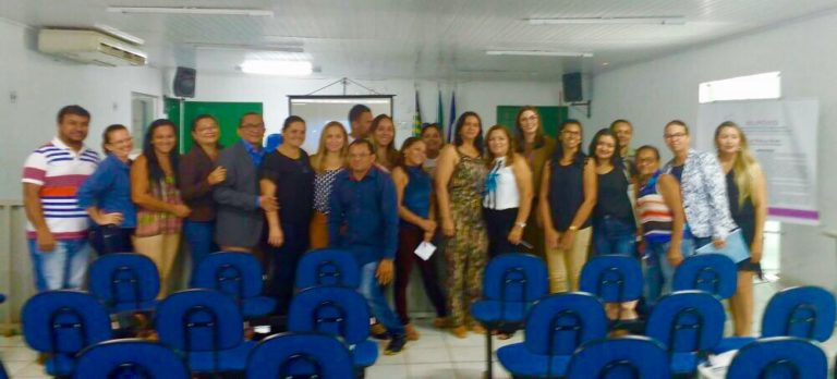 Pessoas de pé sorrindo