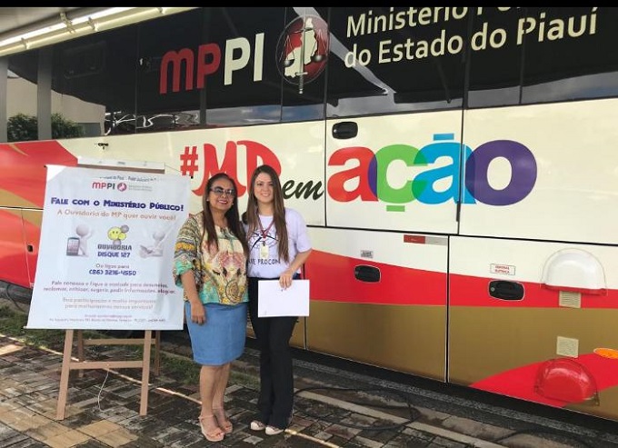 Pessoas de pé sorrindo 