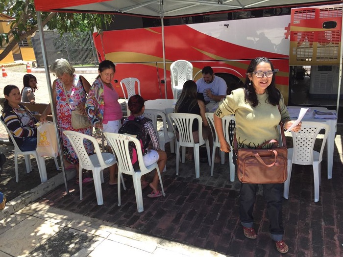 Pessoas sendo atendidas pelo PROCON Itinerante em Esperantina 
