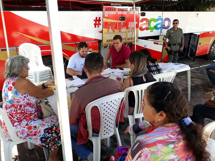 Pessoas sendo atendidas pelo PROCON Itinerante em Esperantina 