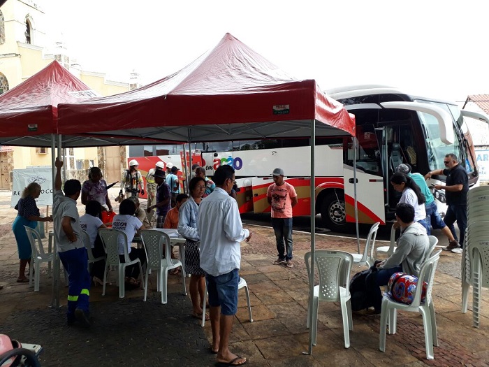 Pessoas sendo atendidas pelo PROCON Itinerante em Esperantina 
