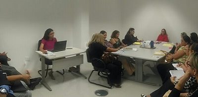 Pessoas sentadas em volta de uma mesa
