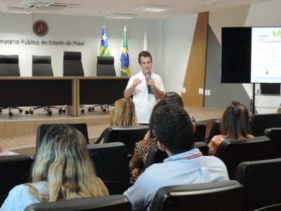Pessoas sentadas em auditório