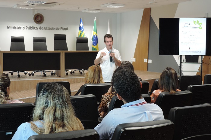 Pessoas sentadas em auditório