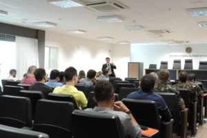 Pessoas sentadas em auditório