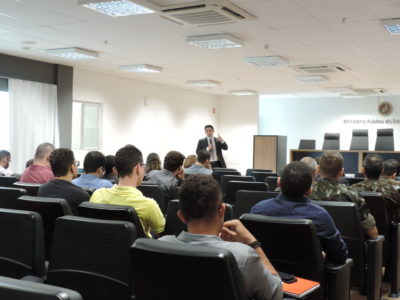 Pessoas sentadas em auditório