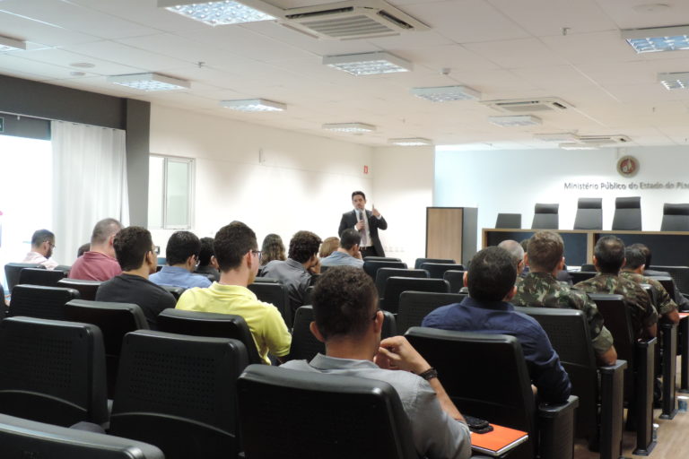 Pessoas sentadas em auditório