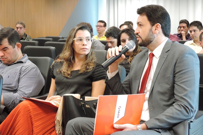 Pessoas sentadas em auditório 