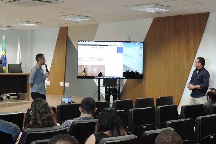 Pessoas sentadas em auditório 