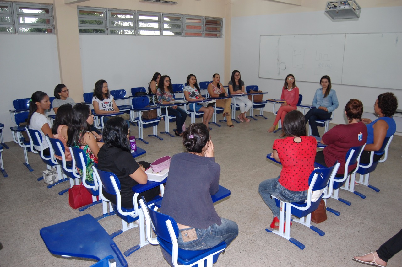 Pessoas sentadas em uma rosa