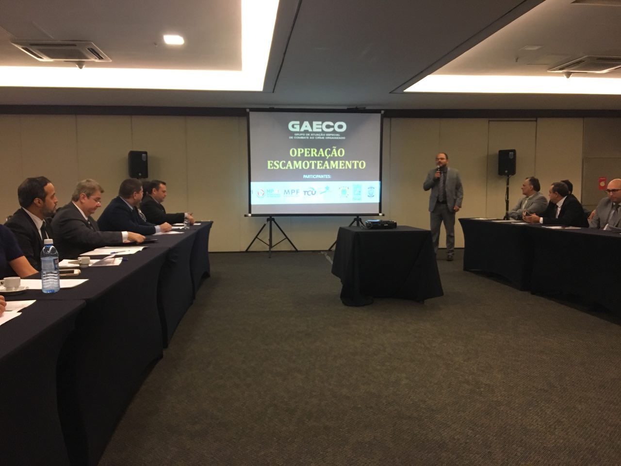 Promotor de Justiça falando ao microfone