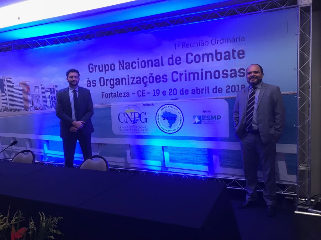 O coordenador do GAECO, Rômulo Cordão, com o Promotor de Justiça Sinobilino Pinheiro, que também integra o grupo Promotores de Justiça em frente a banner do evento