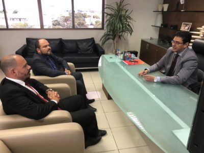 Três homens reunidos no Gabinete do Procurador-Geral de Justiça