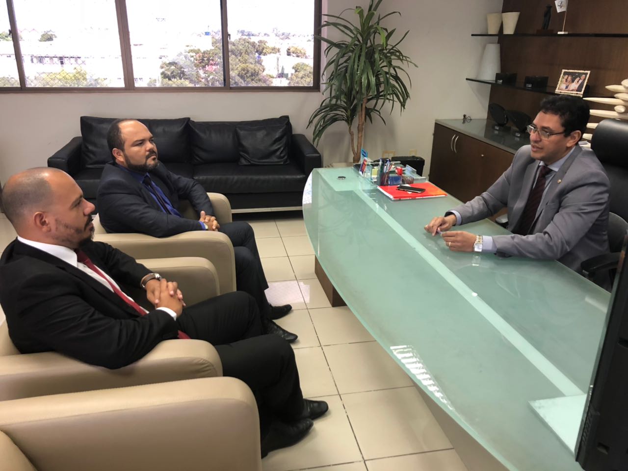 Três homens reunidos no Gabinete do Procurador-Geral de Justiça