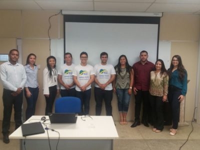 Pessoas posando em sala de aula