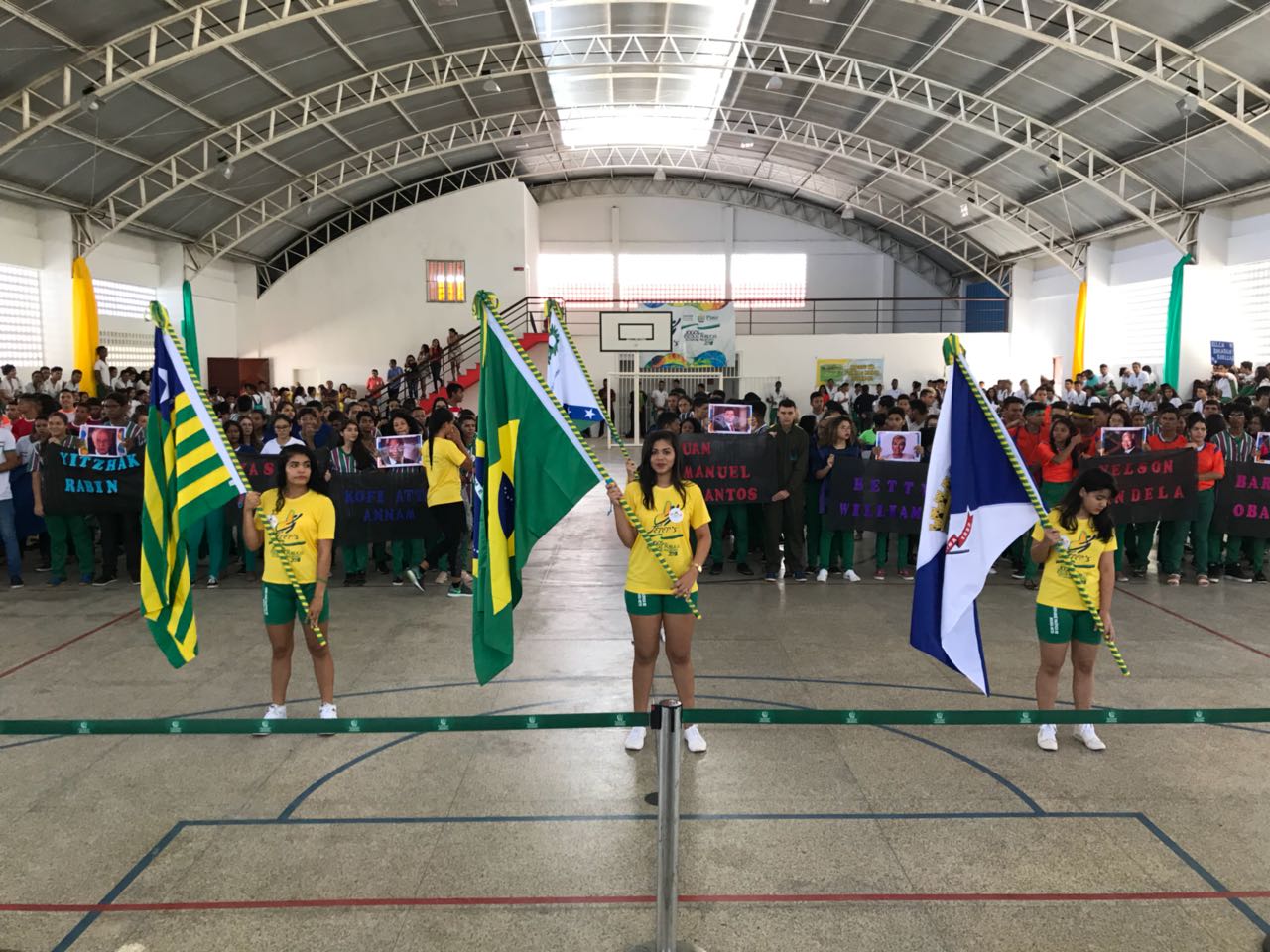 Pessoas de pé 