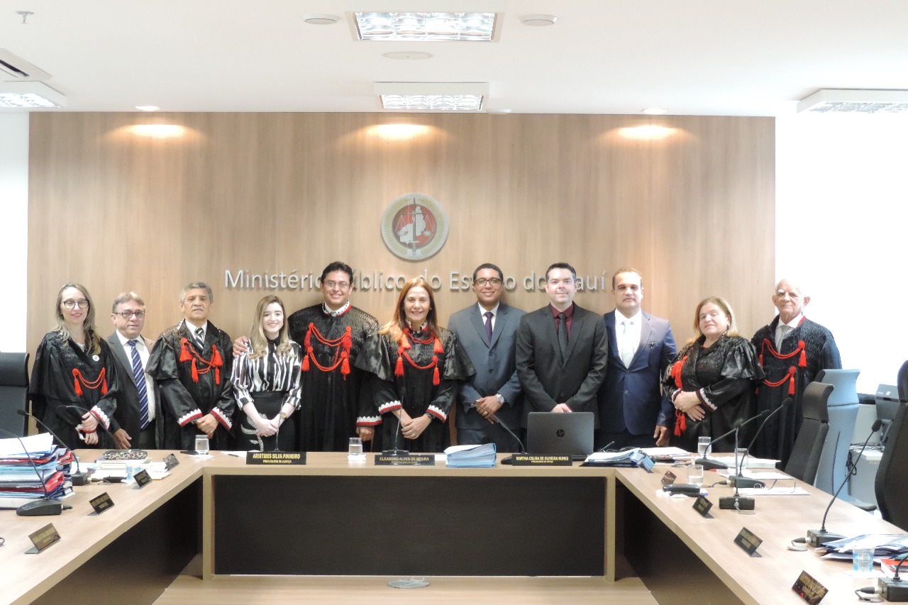Sessão do Conselho. Membros do Conselho Superior posam com Promotores de Justiça empossados.