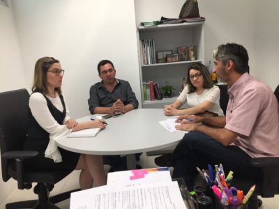 Três pessoas em reunião